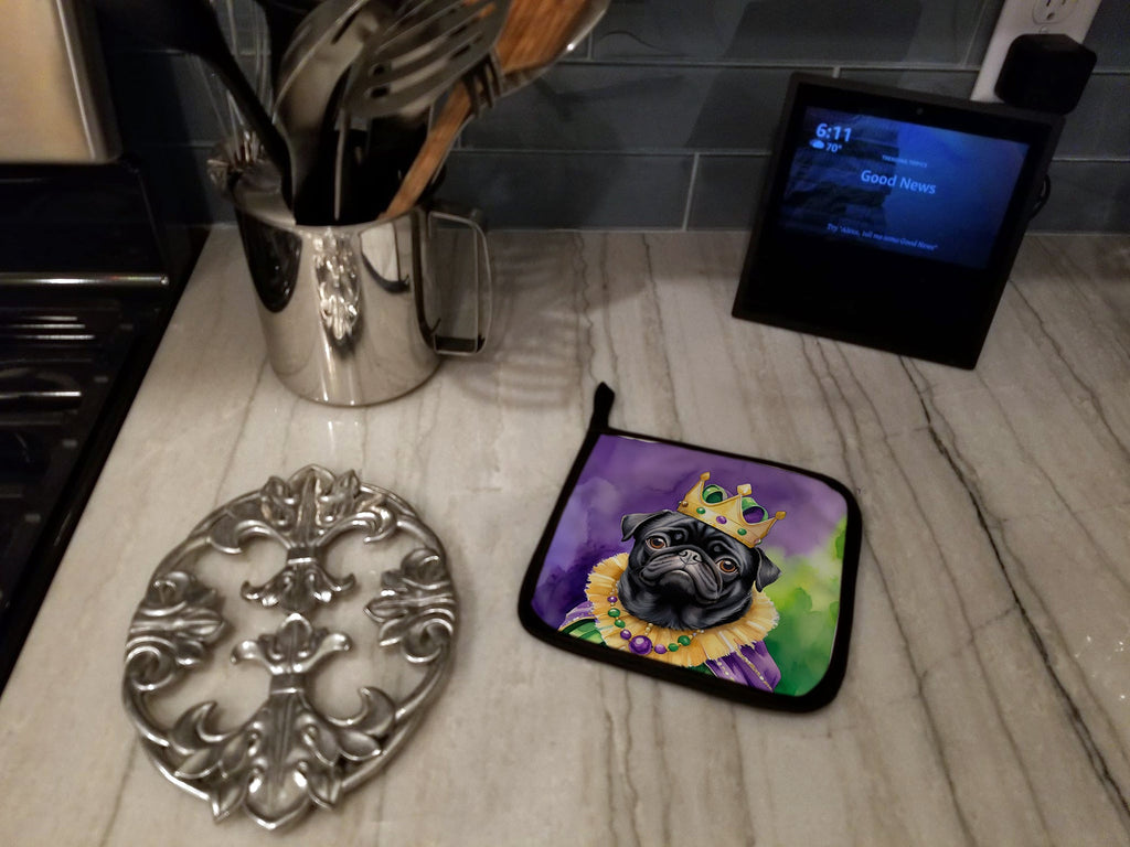 Black Pug King of Mardi Gras Pot Holder Set of 2 Heat Resistant Quilted Hot Pads 7.5 x 7.5 Inch, Insulated Kitchen Trivets for Cooking & Baking