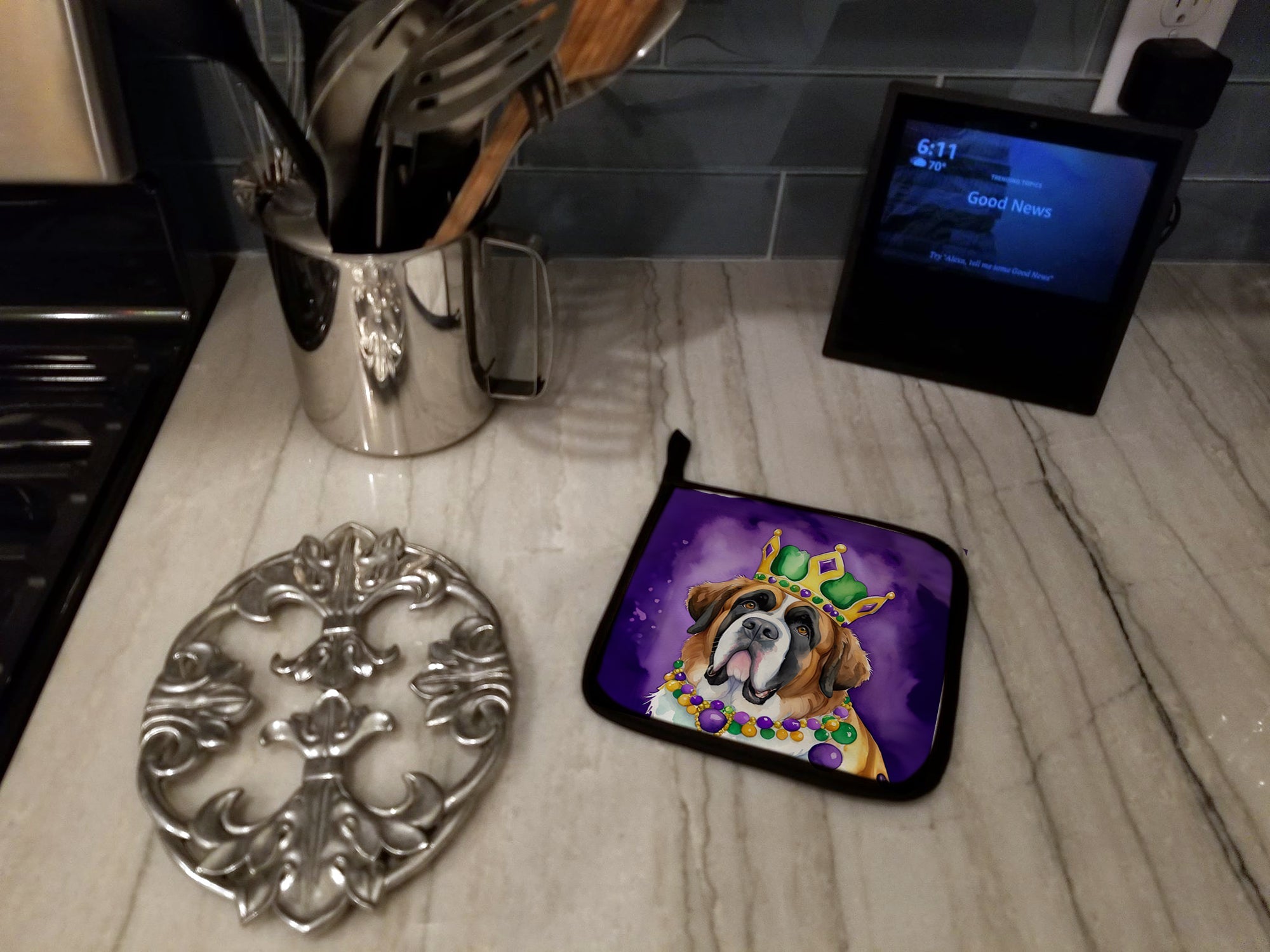Saint Bernard King of Mardi Gras Pot Holder Set of 2 Heat Resistant Quilted Hot Pads 7.5 x 7.5 Inch, Insulated Kitchen Trivets for Cooking & Baking