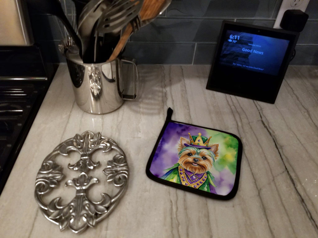 Yorkshire Terrier King of Mardi Gras Pot Holder Set of 2 Heat Resistant Quilted Hot Pads 7.5 x 7.5 Inch, Insulated Kitchen Trivets for Cooking & Baking