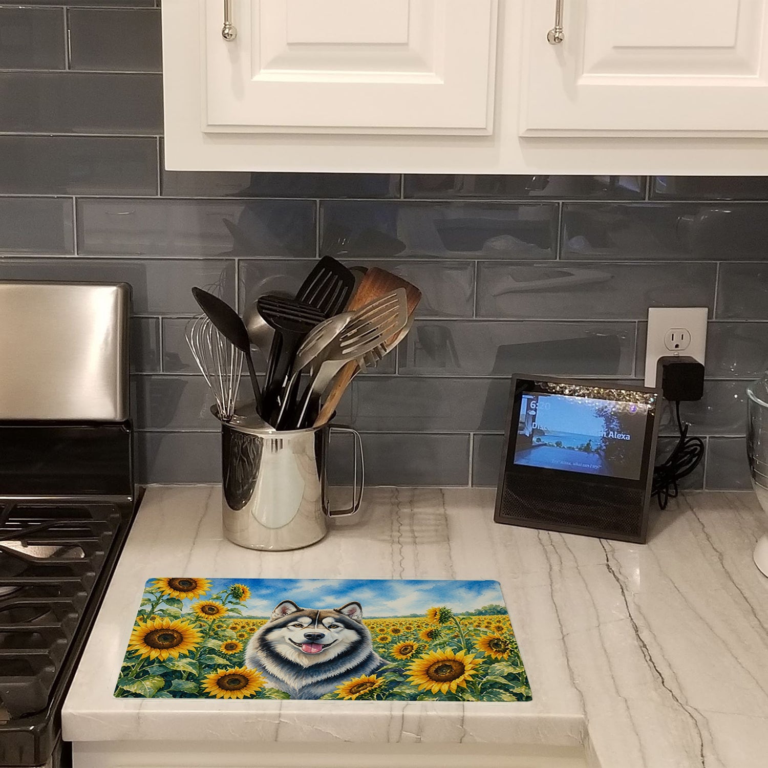 Alaskan Malamute in Sunflowers Cutting Board Tempered Glass Kitchen Cutting Surface, Heat Resistant Chopping Board with Non-Slip Feet, Decorative Food Prep & Serving