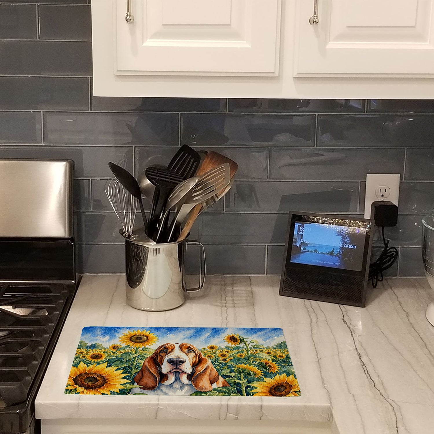 Basset Hound in Sunflowers Cutting Board Tempered Glass Kitchen Cutting Surface, Heat Resistant Chopping Board with Non-Slip Feet, Decorative Food Prep & Serving