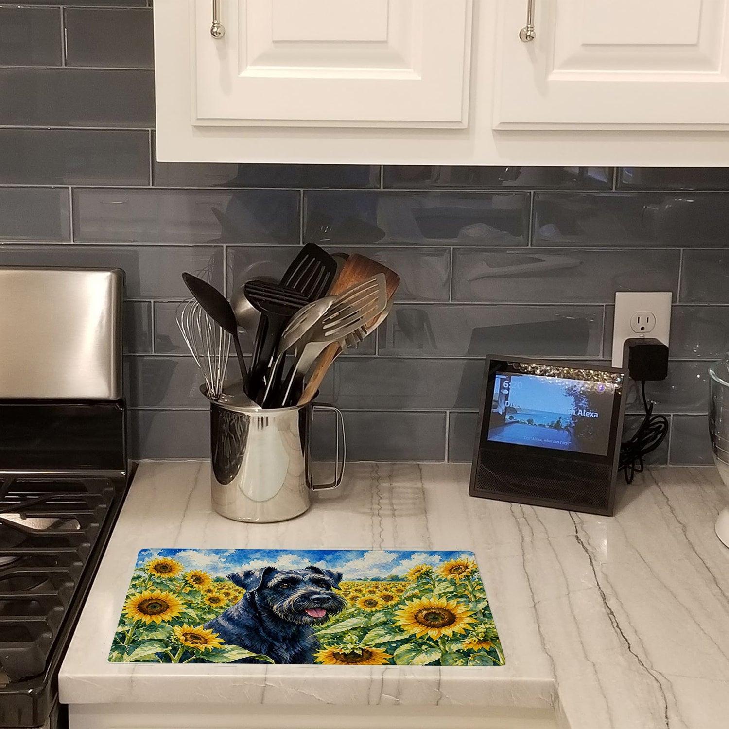 Giant Schnauzer in Sunflowers Cutting Board Tempered Glass Kitchen Cutting Surface, Heat Resistant Chopping Board with Non-Slip Feet, Decorative Food Prep & Serving