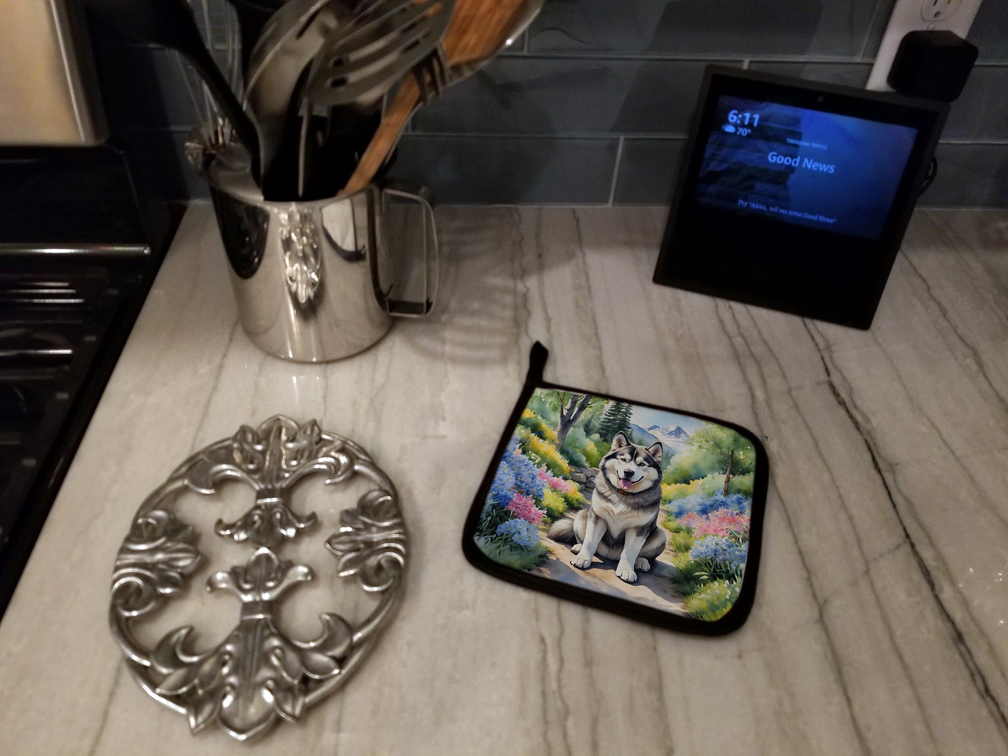 Alaskan Malamute Spring Garden Pot Holder Set of 2 Heat Resistant Quilted Hot Pads 7.5 x 7.5 Inch, Insulated Kitchen Trivets for Cooking & Baking