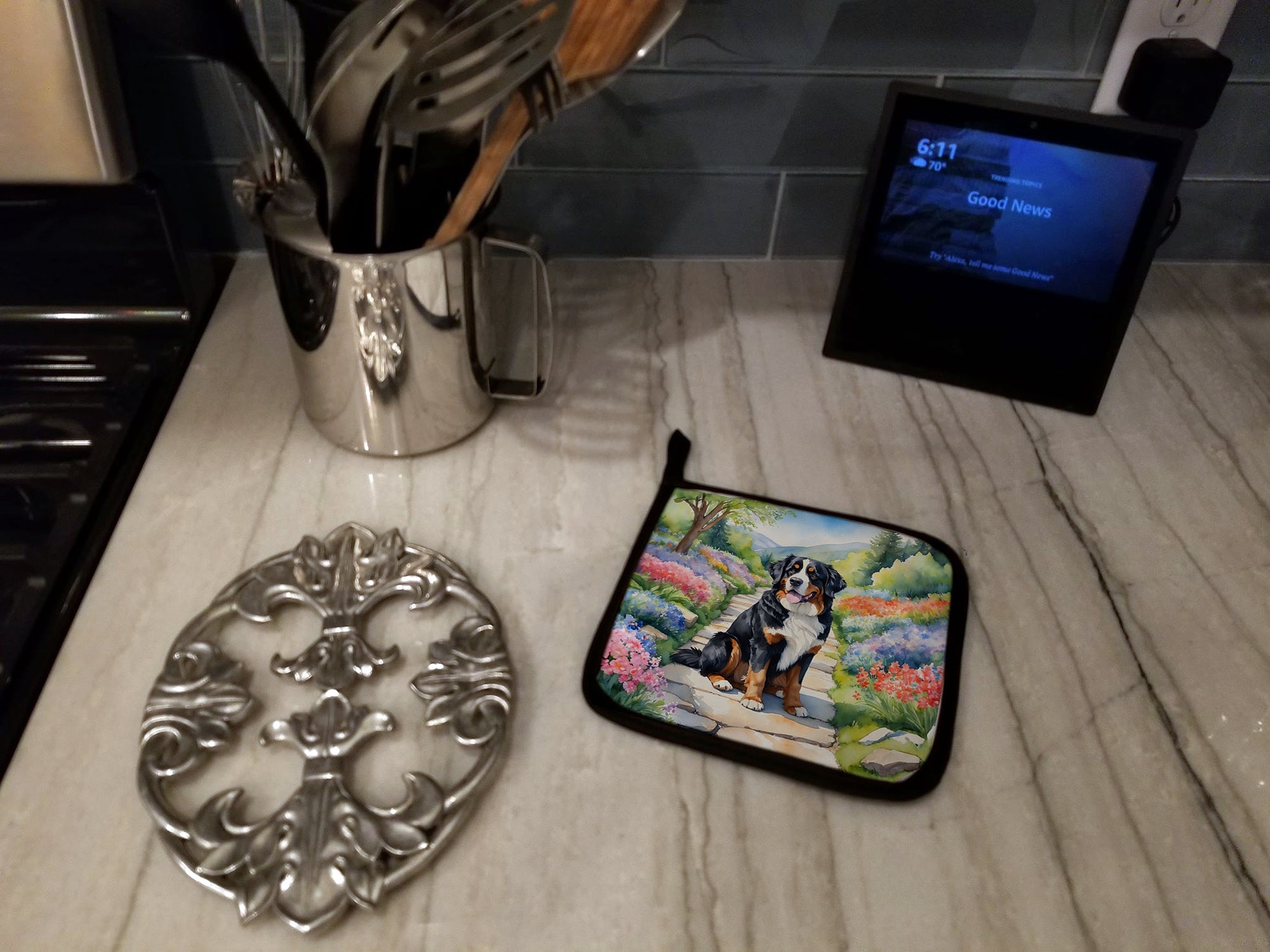 Bernese Mountain Dog Spring Path Pot Holder Set of 2 Heat Resistant Quilted Hot Pads 7.5 x 7.5 Inch, Insulated Kitchen Trivets for Cooking & Baking