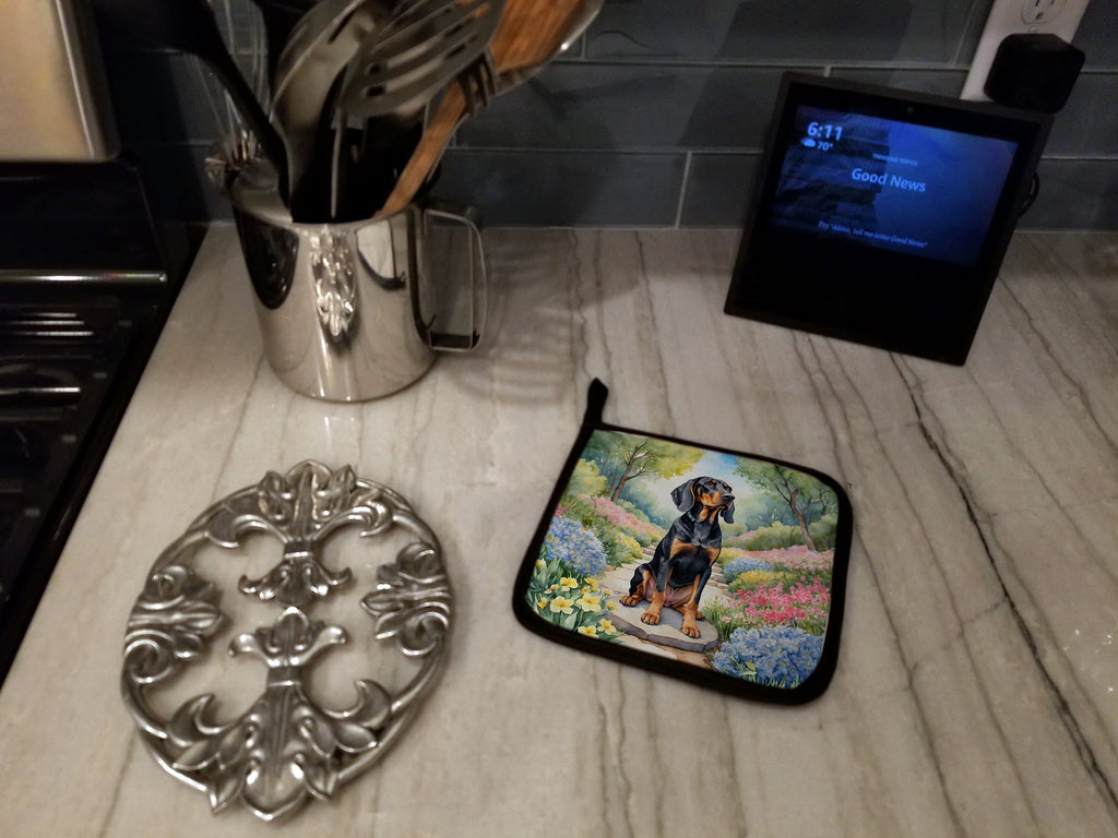 Black and Tan Coonhound Spring Path Pot Holder Set of 2 Heat Resistant Quilted Hot Pads 7.5 x 7.5 Inch, Insulated Kitchen Trivets for Cooking & Baking