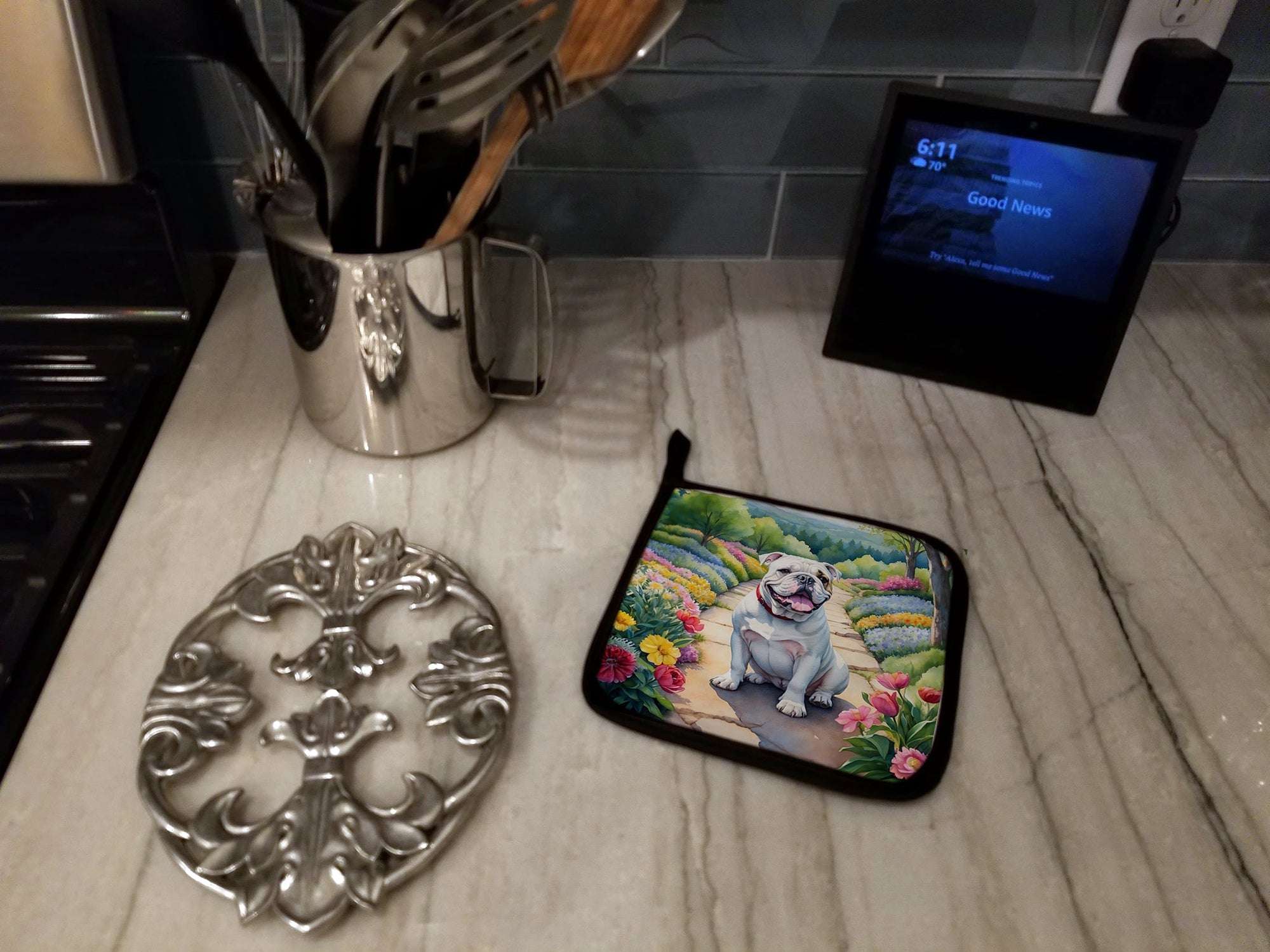 English Bulldog Spring Path Pot Holder Set of 2 Heat Resistant Quilted Hot Pads 7.5 x 7.5 Inch, Insulated Kitchen Trivets for Cooking & Baking