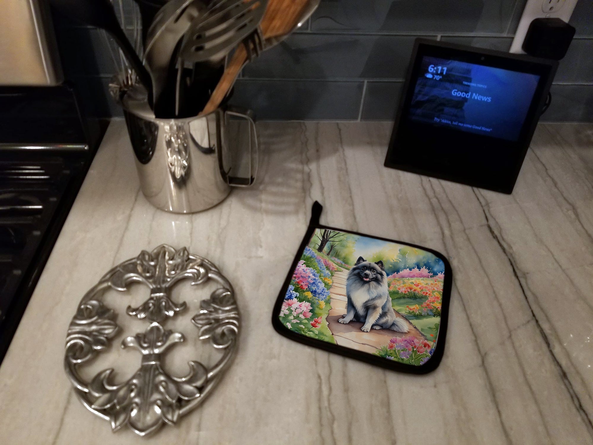 Keeshond Spring Path Pot Holder Set of 2 Heat Resistant Quilted Hot Pads 7.5 x 7.5 Inch, Insulated Kitchen Trivets for Cooking & Baking