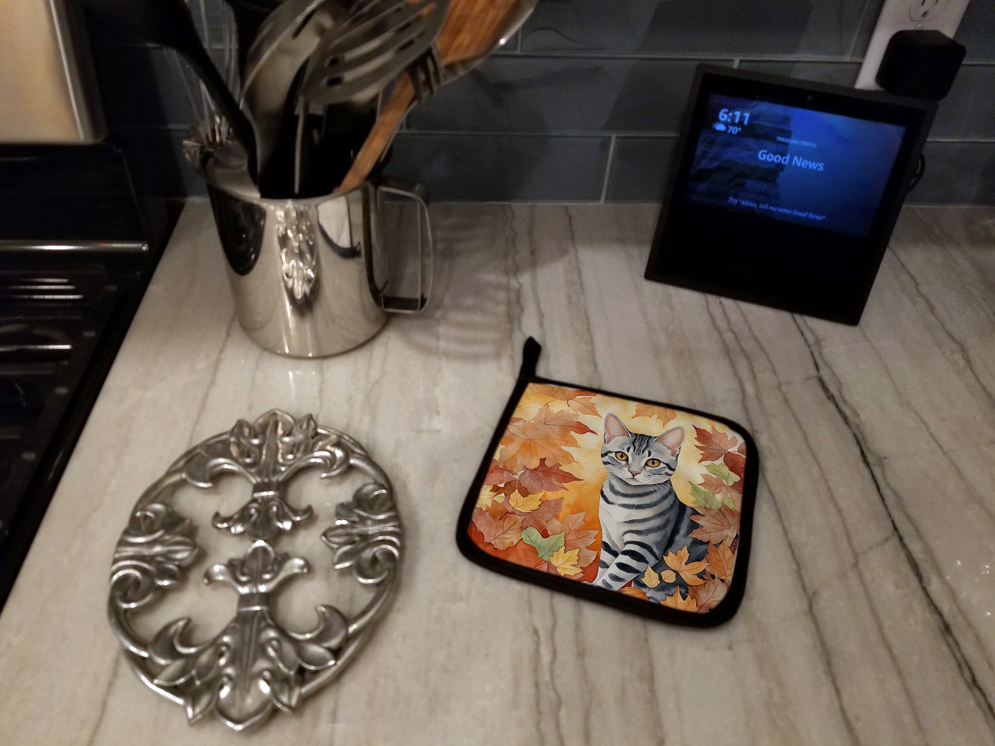 American Shorthair Cat in Fall Leaves Pot Holder Set of 2 Heat Resistant Quilted Hot Pads 7.5 x 7.5 Inch, Insulated Kitchen Trivets for Cooking & Baking