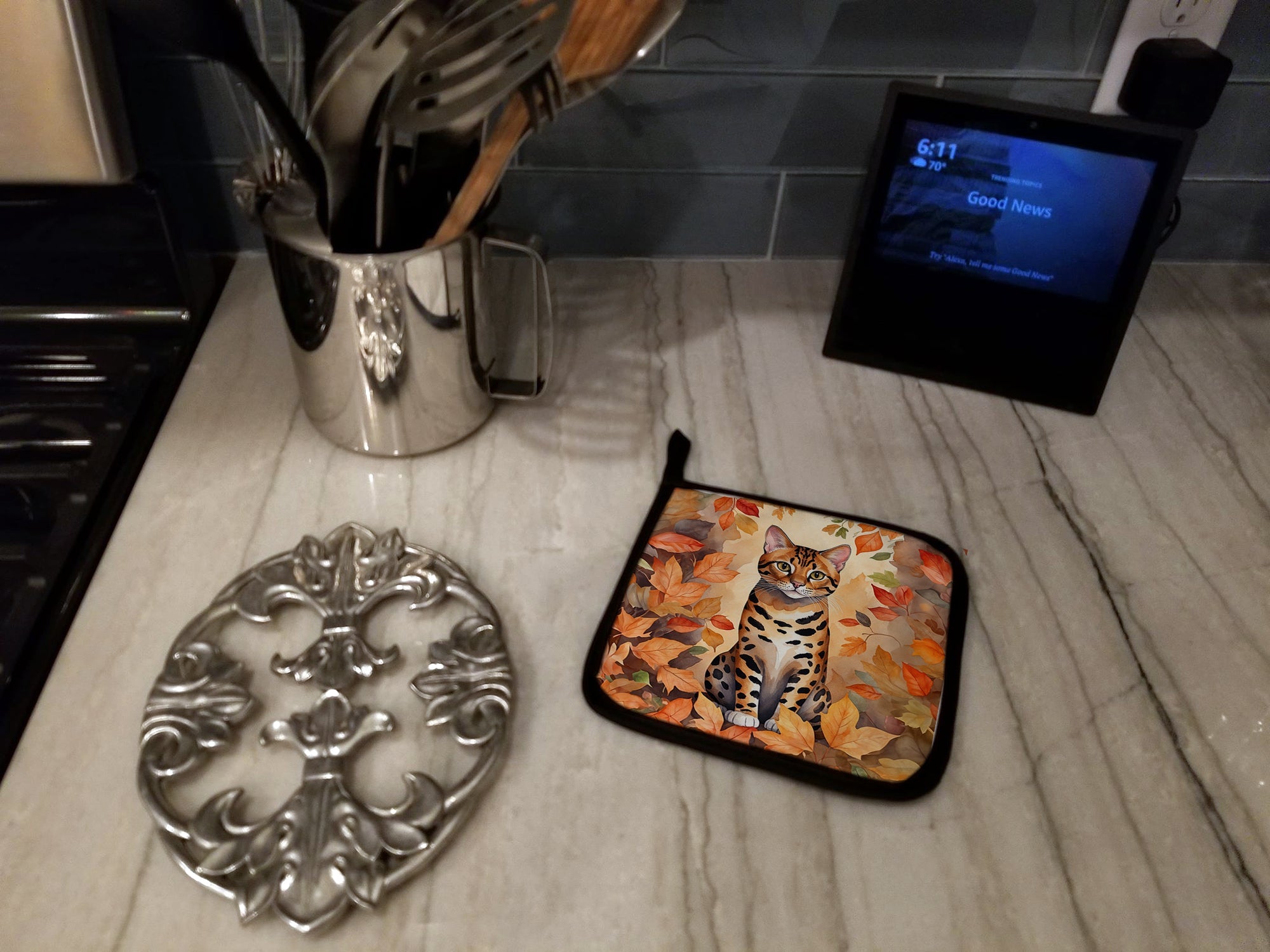 Bengal Cat in Fall Leaves Pot Holder Set of 2 Heat Resistant Quilted Hot Pads 7.5 x 7.5 Inch, Insulated Kitchen Trivets for Cooking & Baking