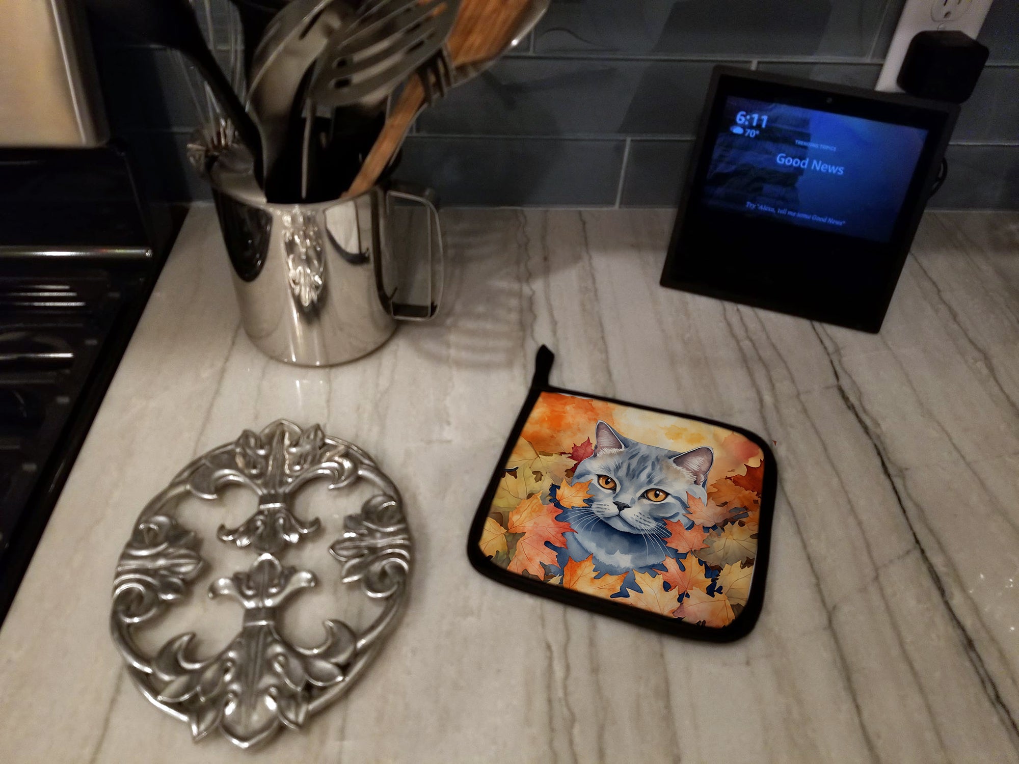 British Shorthair Cat in Fall Leaves Pot Holder Set of 2 Heat Resistant Quilted Hot Pads 7.5 x 7.5 Inch, Insulated Kitchen Trivets for Cooking & Baking