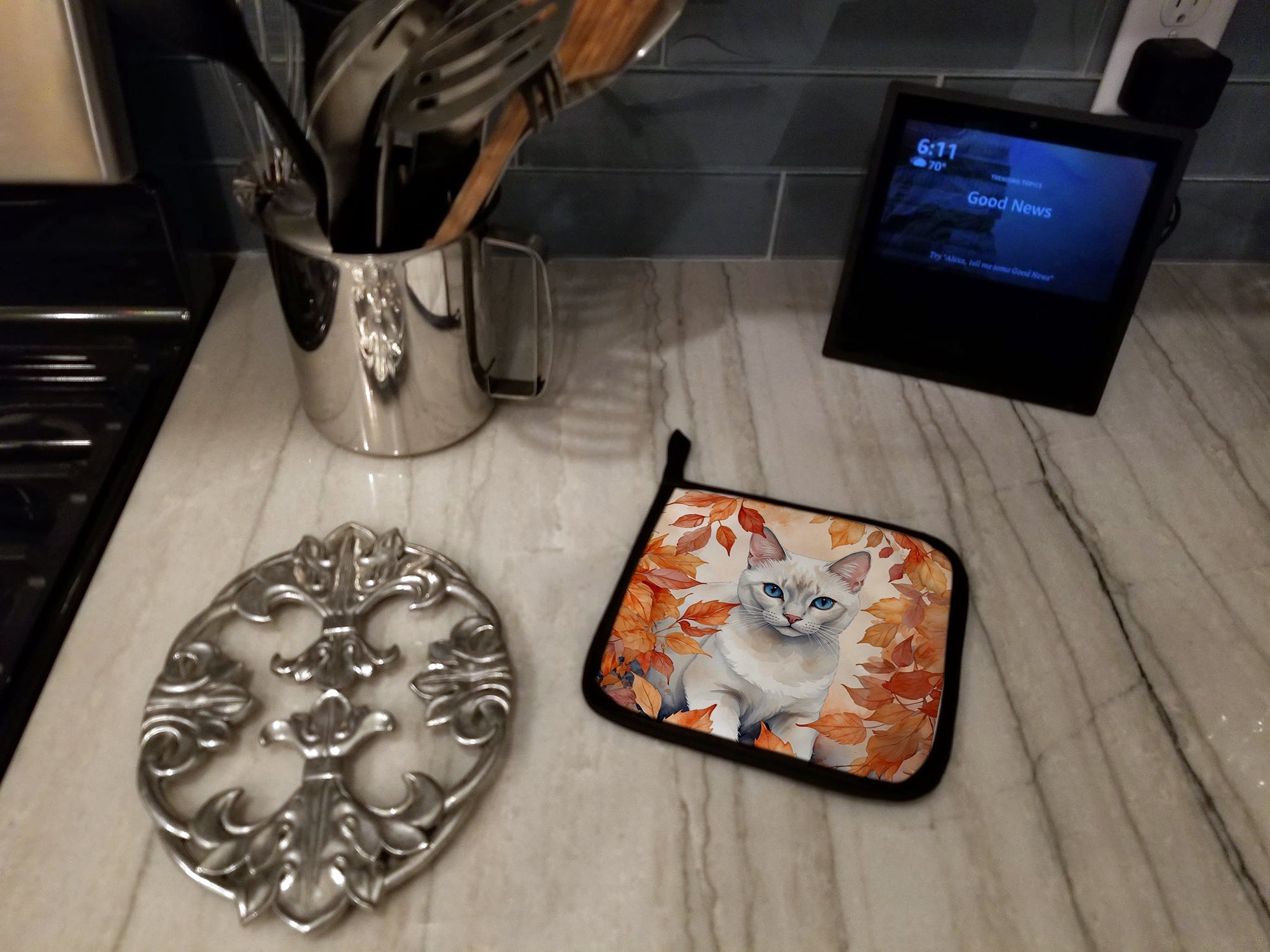 Foreign White Cat in Fall Leaves Pot Holder Set of 2 Heat Resistant Quilted Hot Pads 7.5 x 7.5 Inch, Insulated Kitchen Trivets for Cooking & Baking