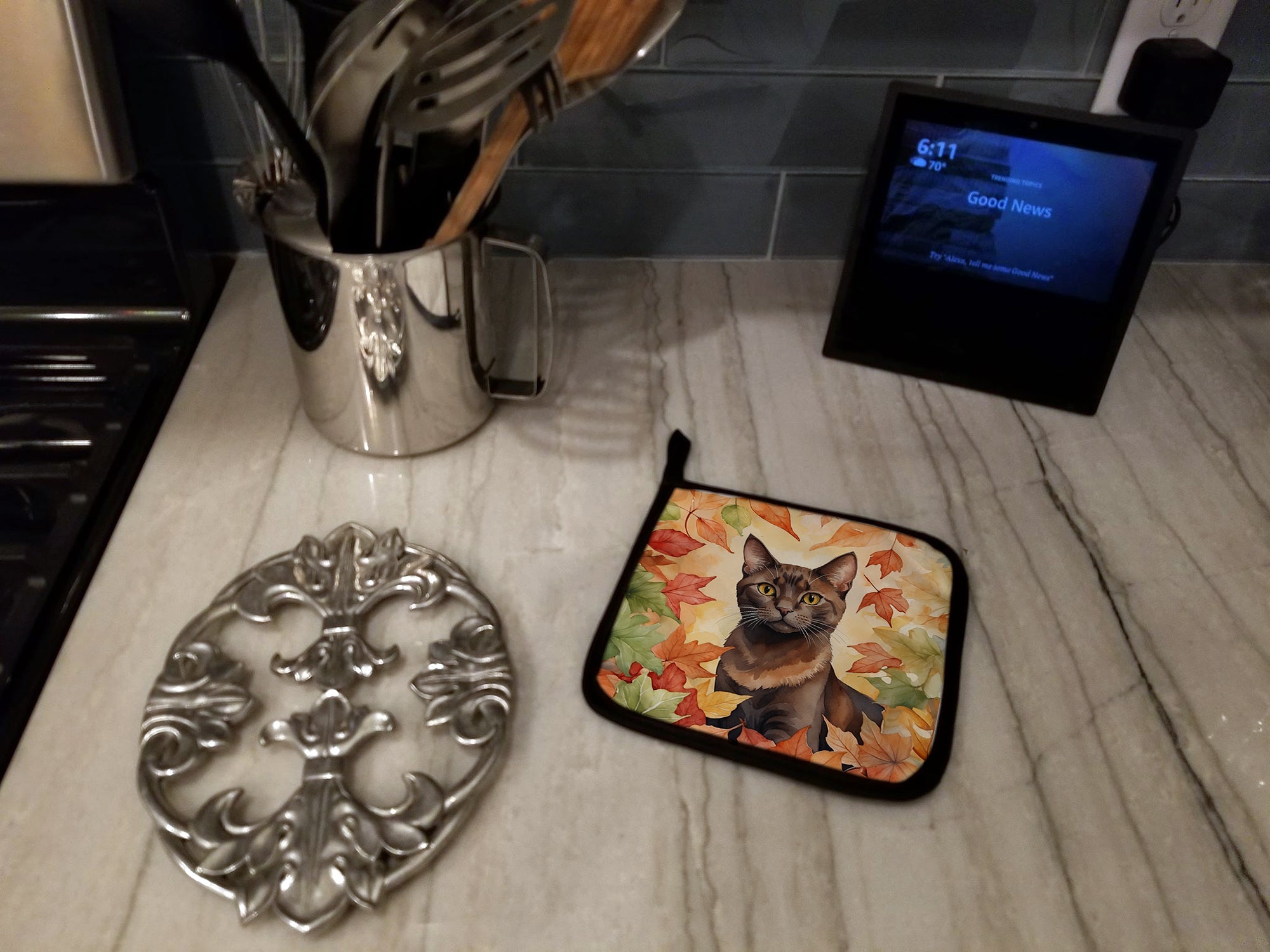 Havana Brown Cat in Fall Leaves Pot Holder Set of 2 Heat Resistant Quilted Hot Pads 7.5 x 7.5 Inch, Insulated Kitchen Trivets for Cooking & Baking