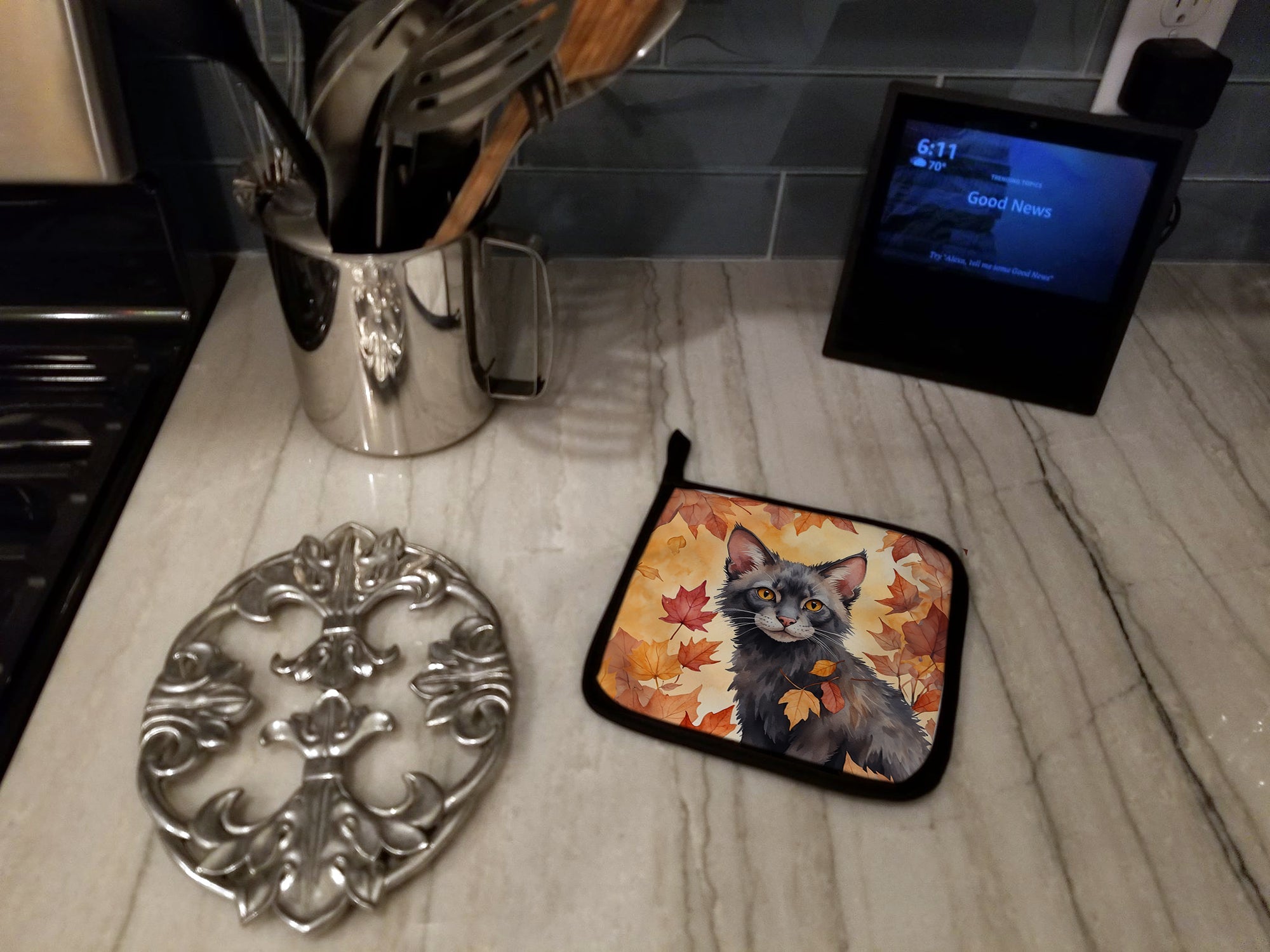 Lykoi Cat in Fall Leaves Pot Holder Set of 2 Heat Resistant Quilted Hot Pads 7.5 x 7.5 Inch, Insulated Kitchen Trivets for Cooking & Baking