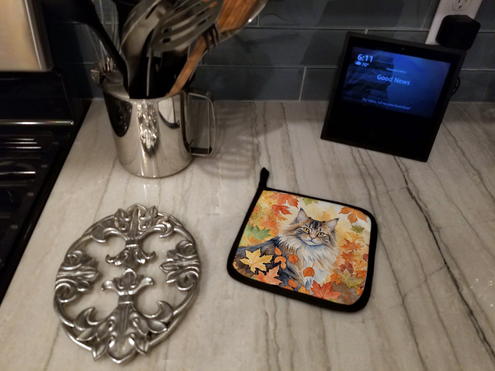 Norwegian Forest Cat in Fall Leaves Pot Holder Set of 2 Heat Resistant Quilted Hot Pads 7.5 x 7.5 Inch, Insulated Kitchen Trivets for Cooking & Baking