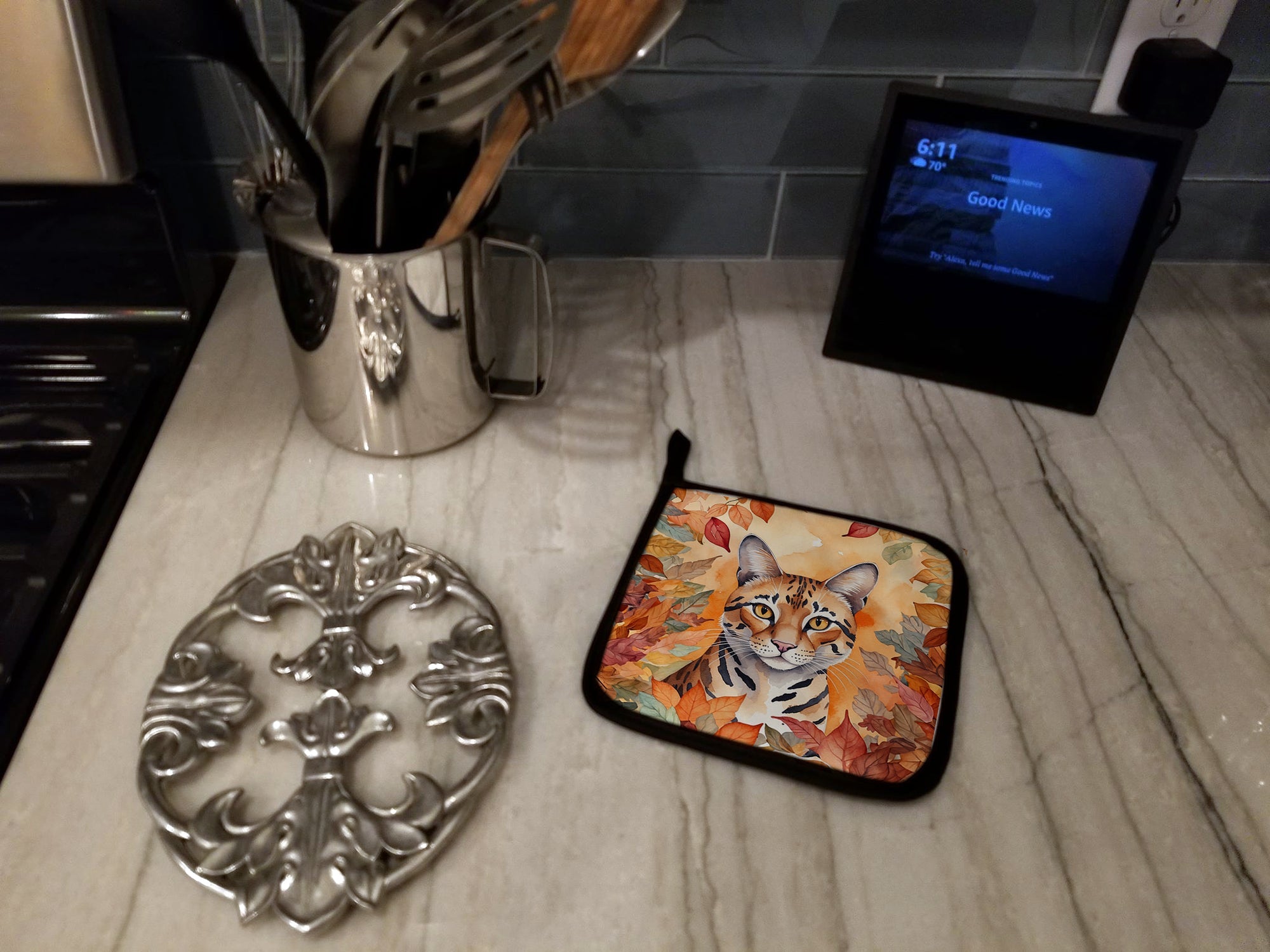 Safari Cat in Fall Leaves Pot Holder Set of 2 Heat Resistant Quilted Hot Pads 7.5 x 7.5 Inch, Insulated Kitchen Trivets for Cooking & Baking