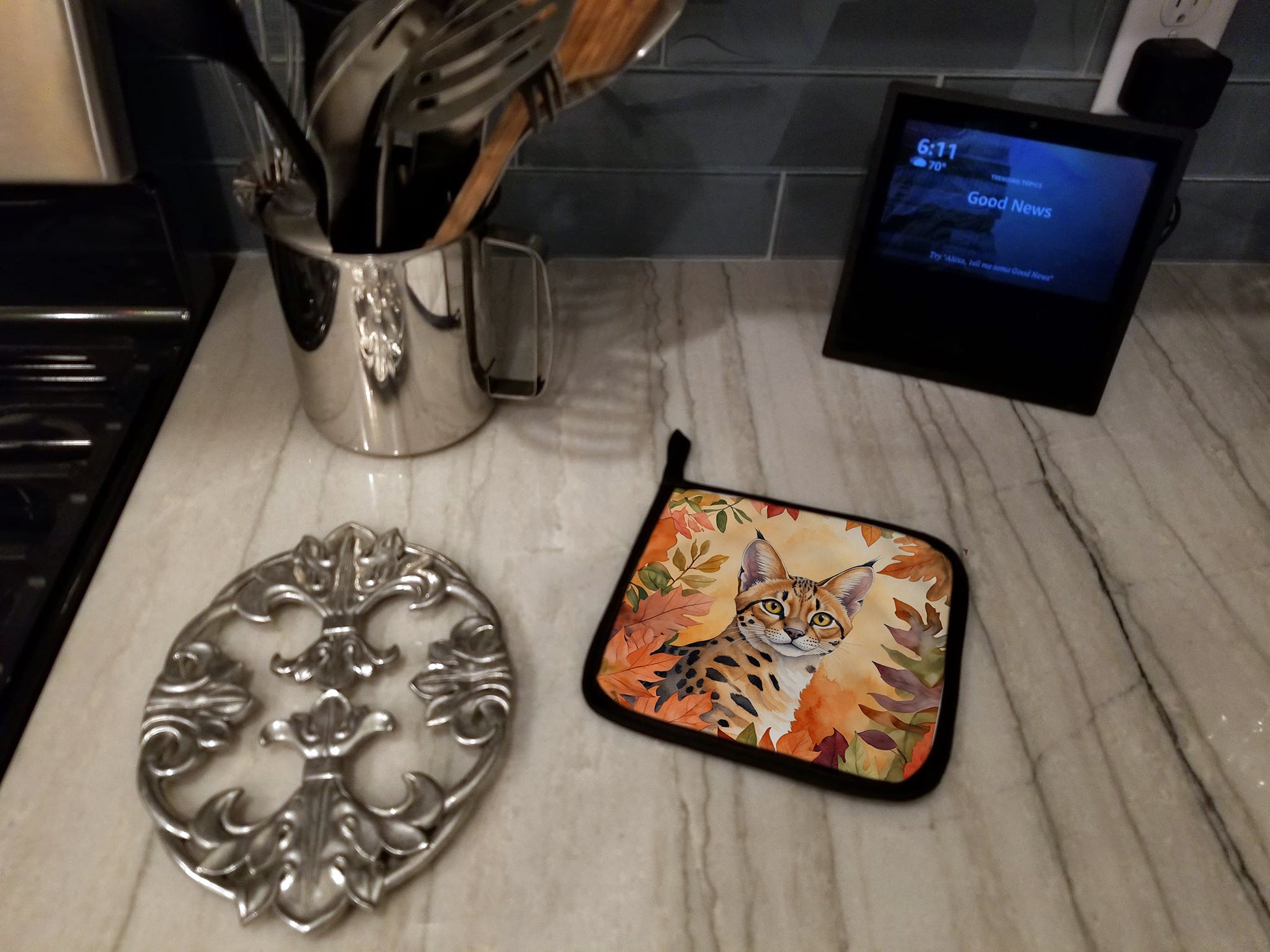 Serengeti Cat in Fall Leaves Pot Holder Set of 2 Heat Resistant Quilted Hot Pads 7.5 x 7.5 Inch, Insulated Kitchen Trivets for Cooking & Baking