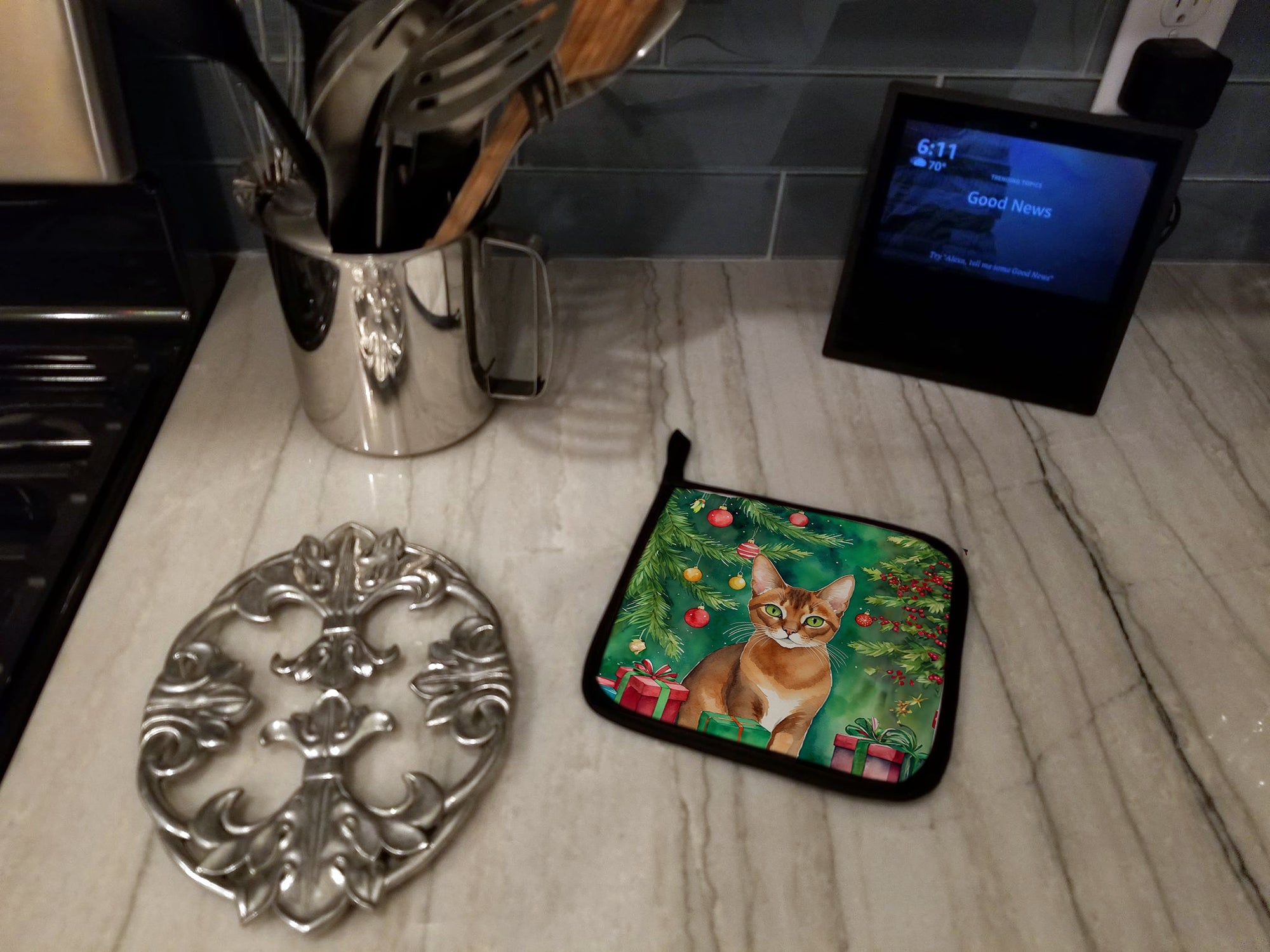 Abyssinian Cat By the Christmas Tree Pot Holder Set of 2 Heat Resistant Quilted Hot Pads 7.5 x 7.5 Inch, Insulated Kitchen Trivets for Cooking & Baking