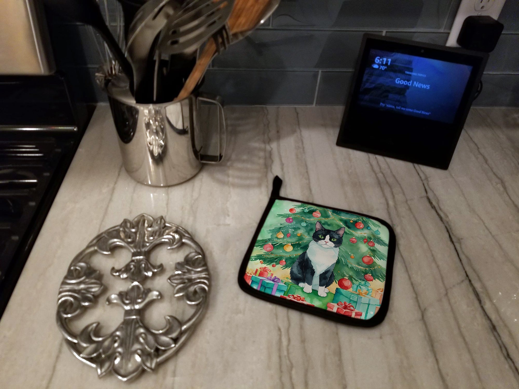 Chantilly Tiffany Cat By the Christmas Tree Pot Holder Set of 2 Heat Resistant Quilted Hot Pads 7.5 x 7.5 Inch, Insulated Kitchen Trivets for Cooking & Baking