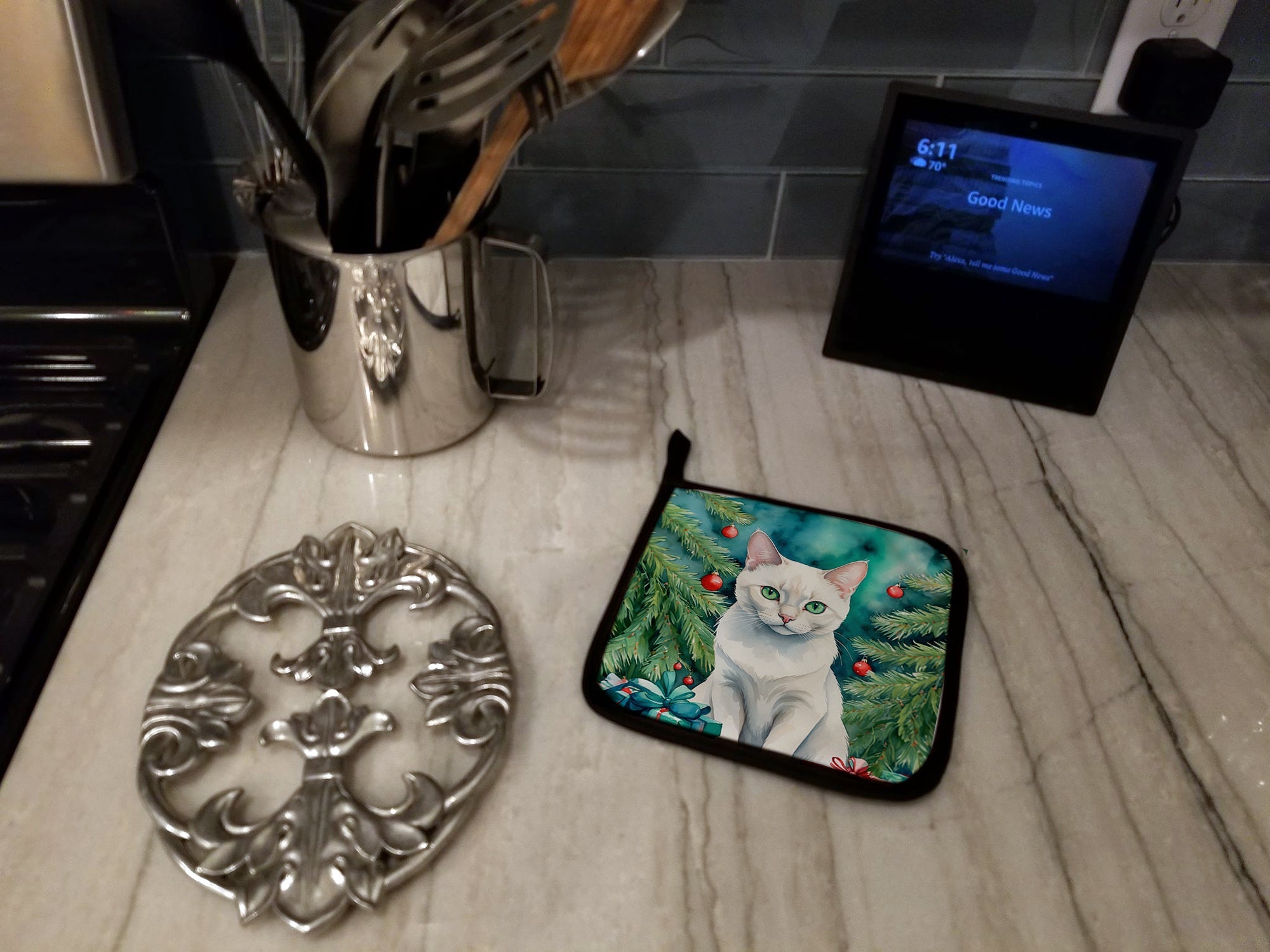 Foreign White Cat By the Christmas Tree Pot Holder Set of 2 Heat Resistant Quilted Hot Pads 7.5 x 7.5 Inch, Insulated Kitchen Trivets for Cooking & Baking
