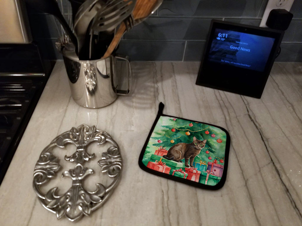 Havana Brown Cat By the Christmas Tree Pot Holder Set of 2 Heat Resistant Quilted Hot Pads 7.5 x 7.5 Inch, Insulated Kitchen Trivets for Cooking & Baking