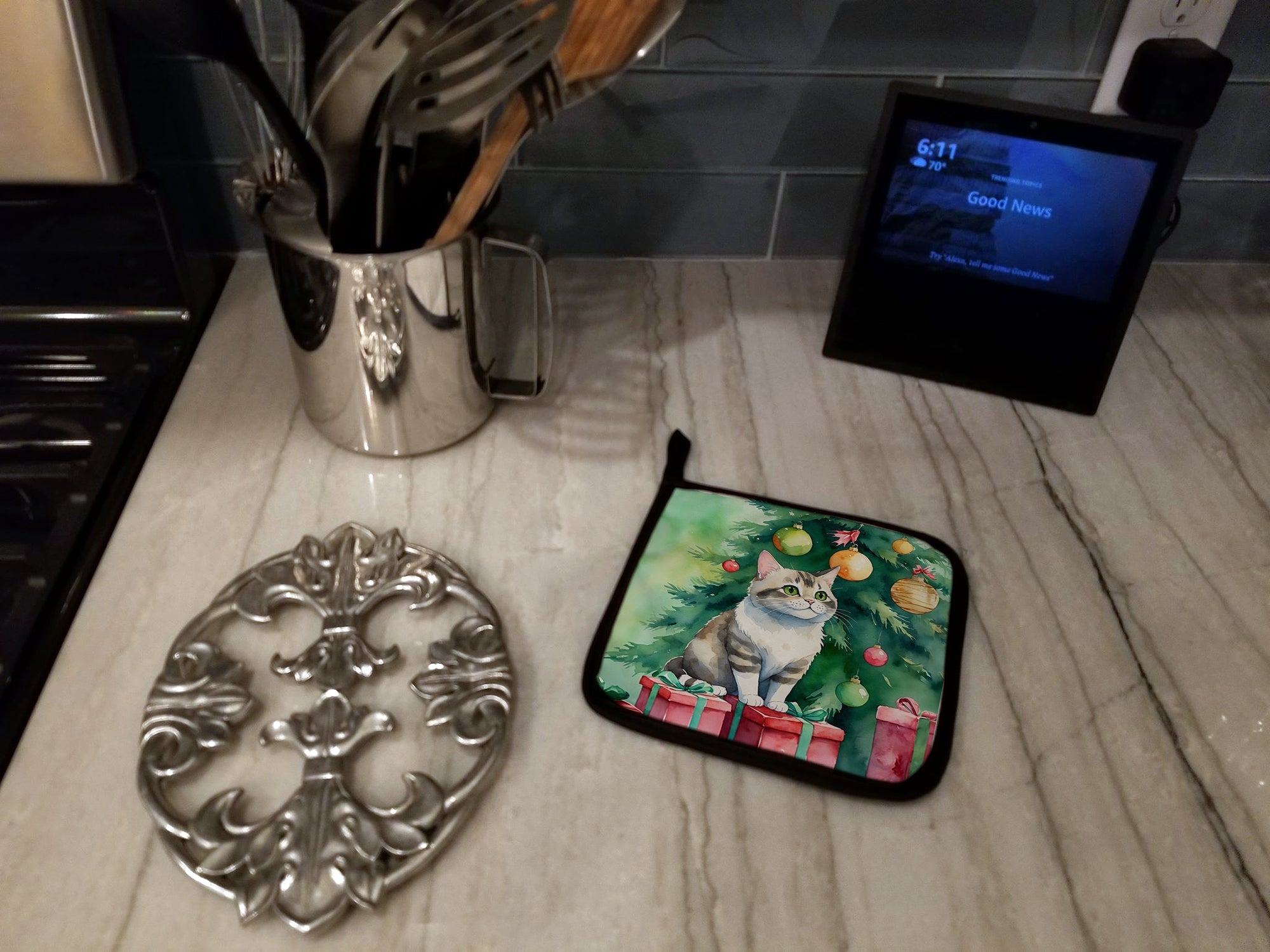 Li Hua Cat By the Christmas Tree Pot Holder Set of 2 Heat Resistant Quilted Hot Pads 7.5 x 7.5 Inch, Insulated Kitchen Trivets for Cooking & Baking