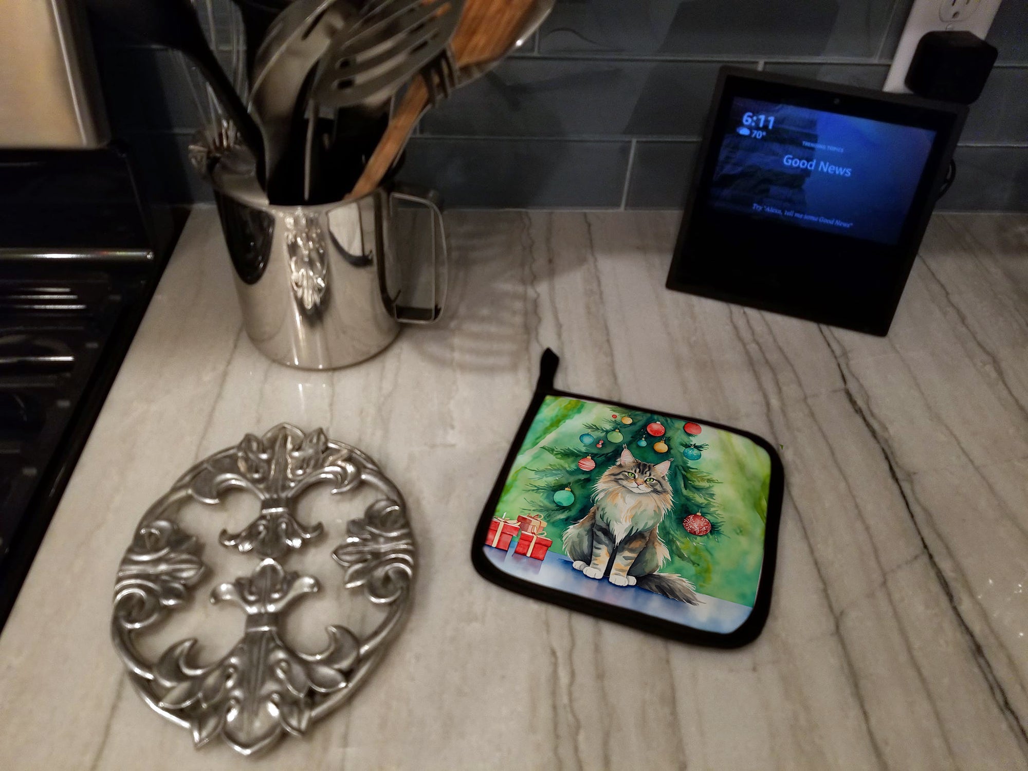 MaineCoon Cat By the Christmas Tree Pot Holder Set of 2 Heat Resistant Quilted Hot Pads 7.5 x 7.5 Inch, Insulated Kitchen Trivets for Cooking & Baking