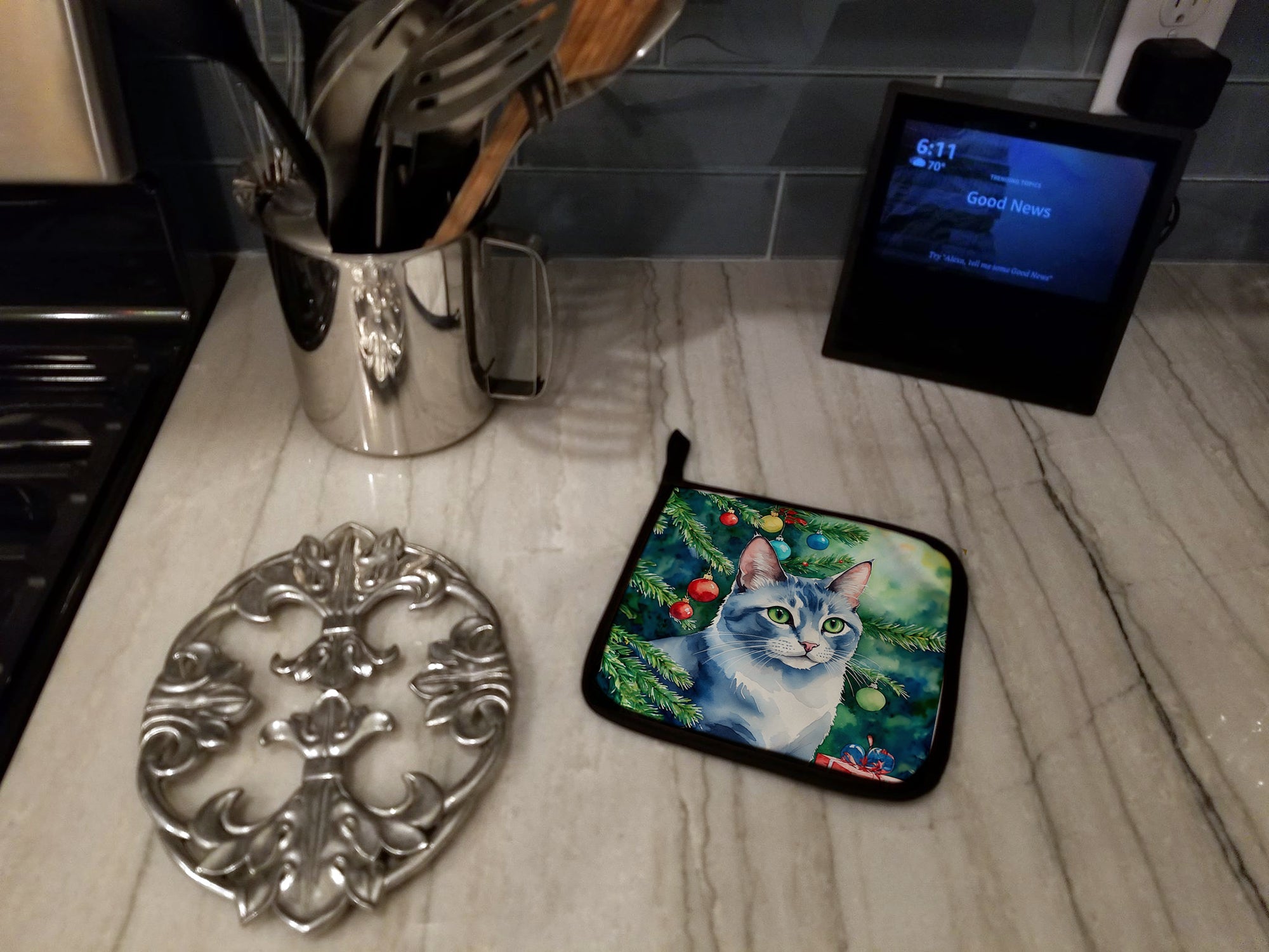 Ojos Azules Cat By the Christmas Tree Pot Holder Set of 2 Heat Resistant Quilted Hot Pads 7.5 x 7.5 Inch, Insulated Kitchen Trivets for Cooking & Baking