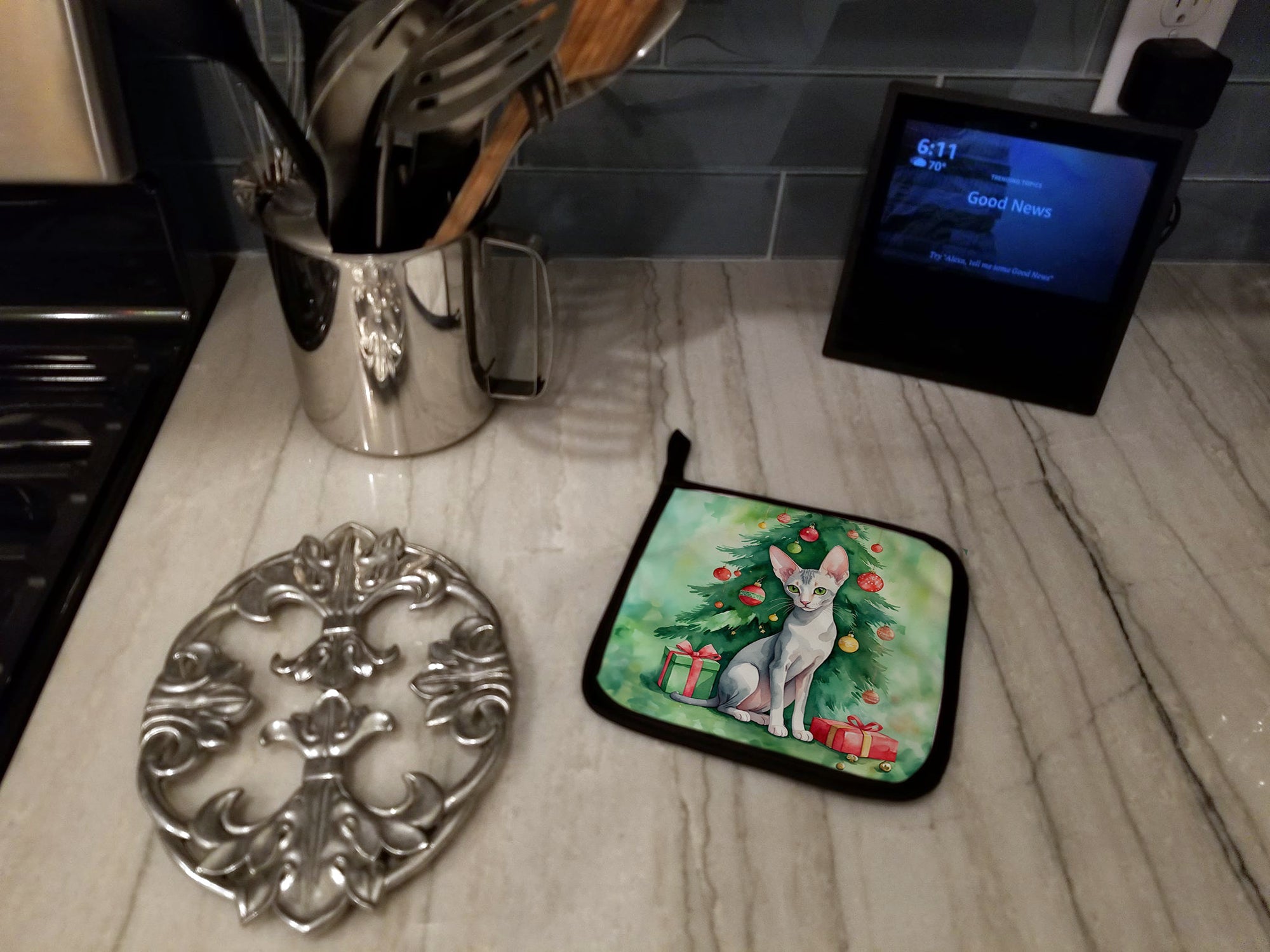 Oriental Shorthair Cat By the Christmas Tree Pot Holder Set of 2 Heat Resistant Quilted Hot Pads 7.5 x 7.5 Inch, Insulated Kitchen Trivets for Cooking & Baking