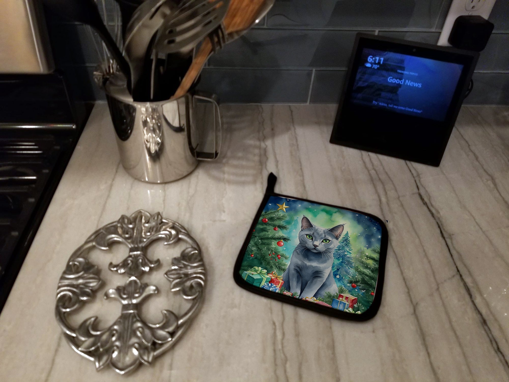 Russian Blue Cat By the Christmas Tree Pot Holder Set of 2 Heat Resistant Quilted Hot Pads 7.5 x 7.5 Inch, Insulated Kitchen Trivets for Cooking & Baking