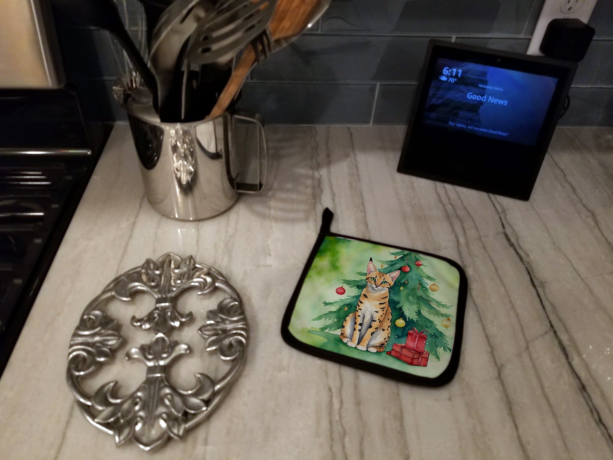 Serengeti Cat By the Christmas Tree Pot Holder Set of 2 Heat Resistant Quilted Hot Pads 7.5 x 7.5 Inch, Insulated Kitchen Trivets for Cooking & Baking