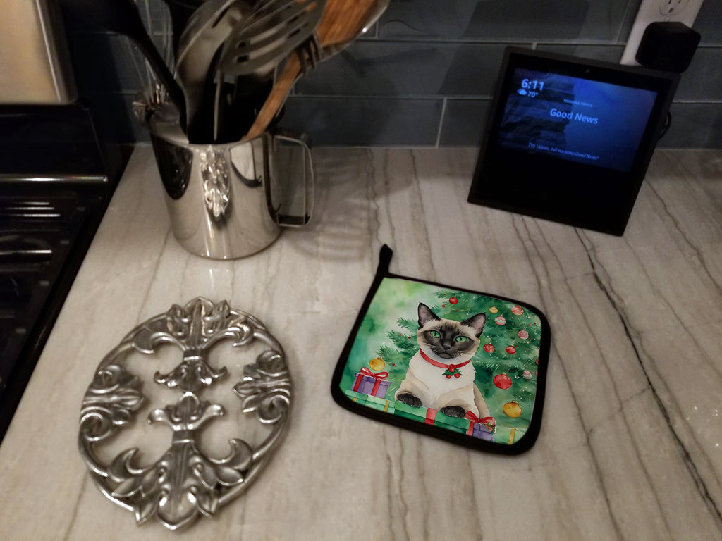 Siamese Cat By the Christmas Tree Pot Holder Set of 2 Heat Resistant Quilted Hot Pads 7.5 x 7.5 Inch, Insulated Kitchen Trivets for Cooking & Baking