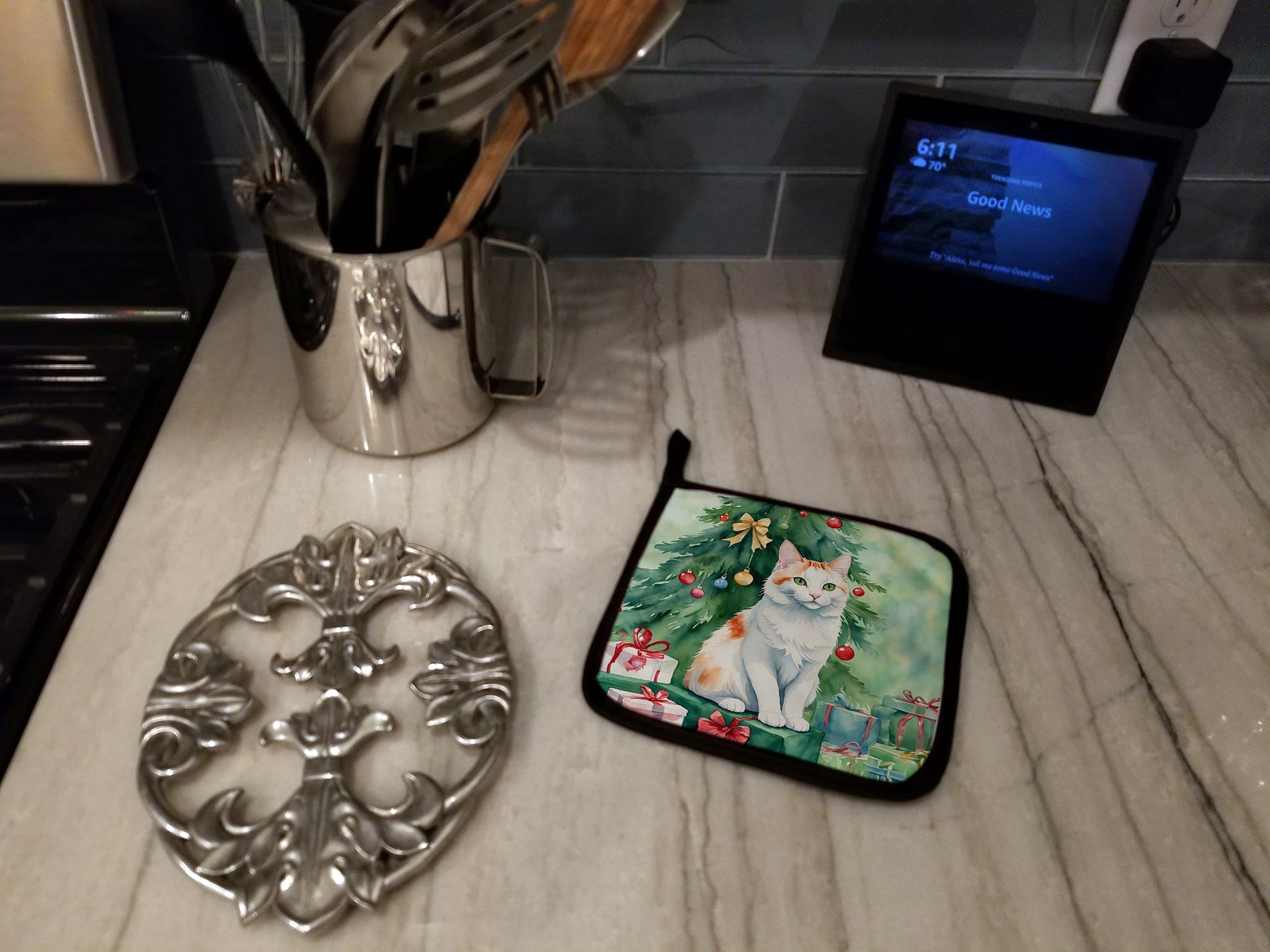 Turkish Van Cat By the Christmas Tree Pot Holder Set of 2 Heat Resistant Quilted Hot Pads 7.5 x 7.5 Inch, Insulated Kitchen Trivets for Cooking & Baking