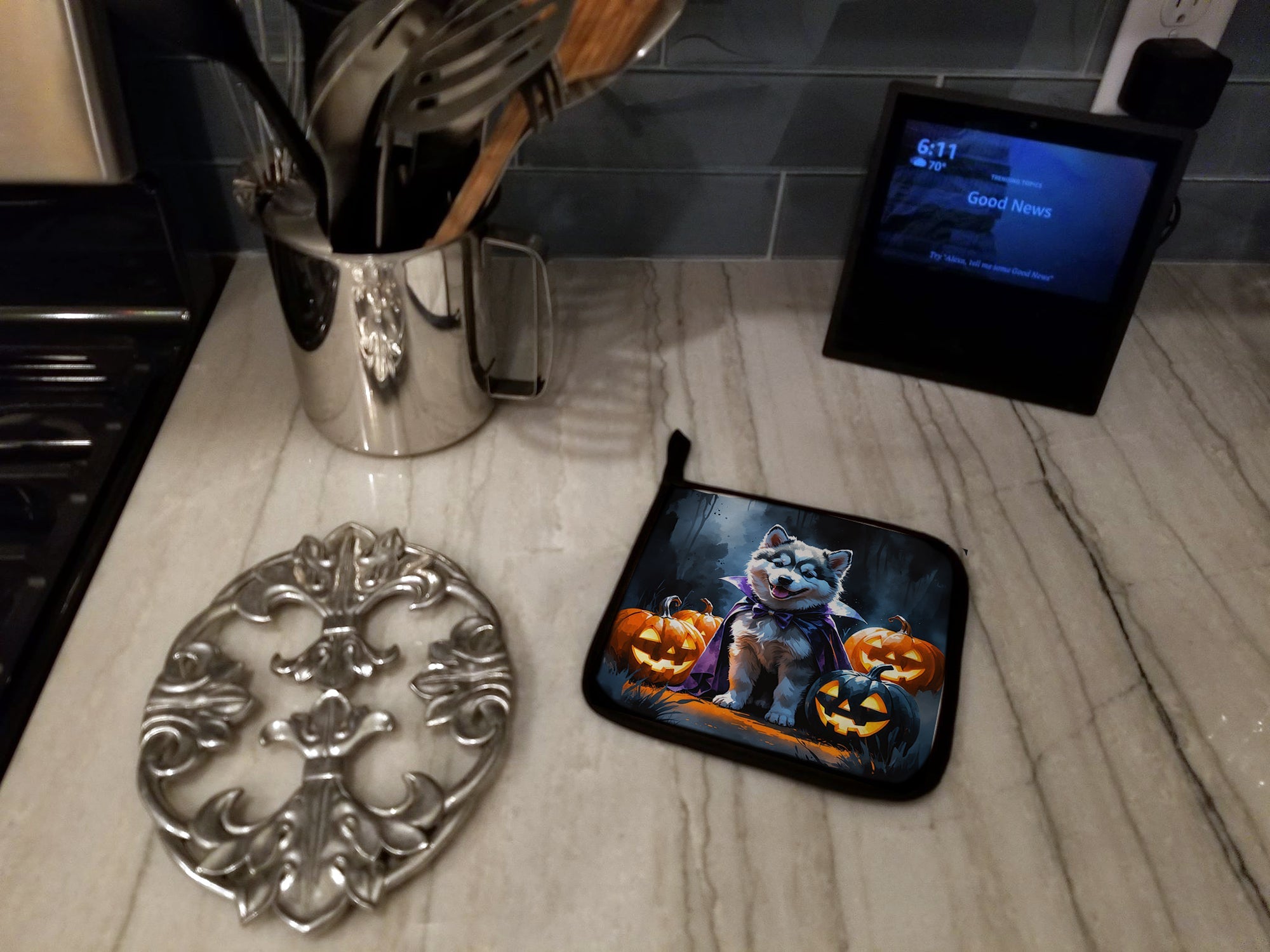 Alaskan Malamute Puppy Halloween Pot Holder Set of 2 Heat Resistant Quilted Hot Pads 7.5 x 7.5 Inch, Insulated Kitchen Trivets for Cooking & Baking