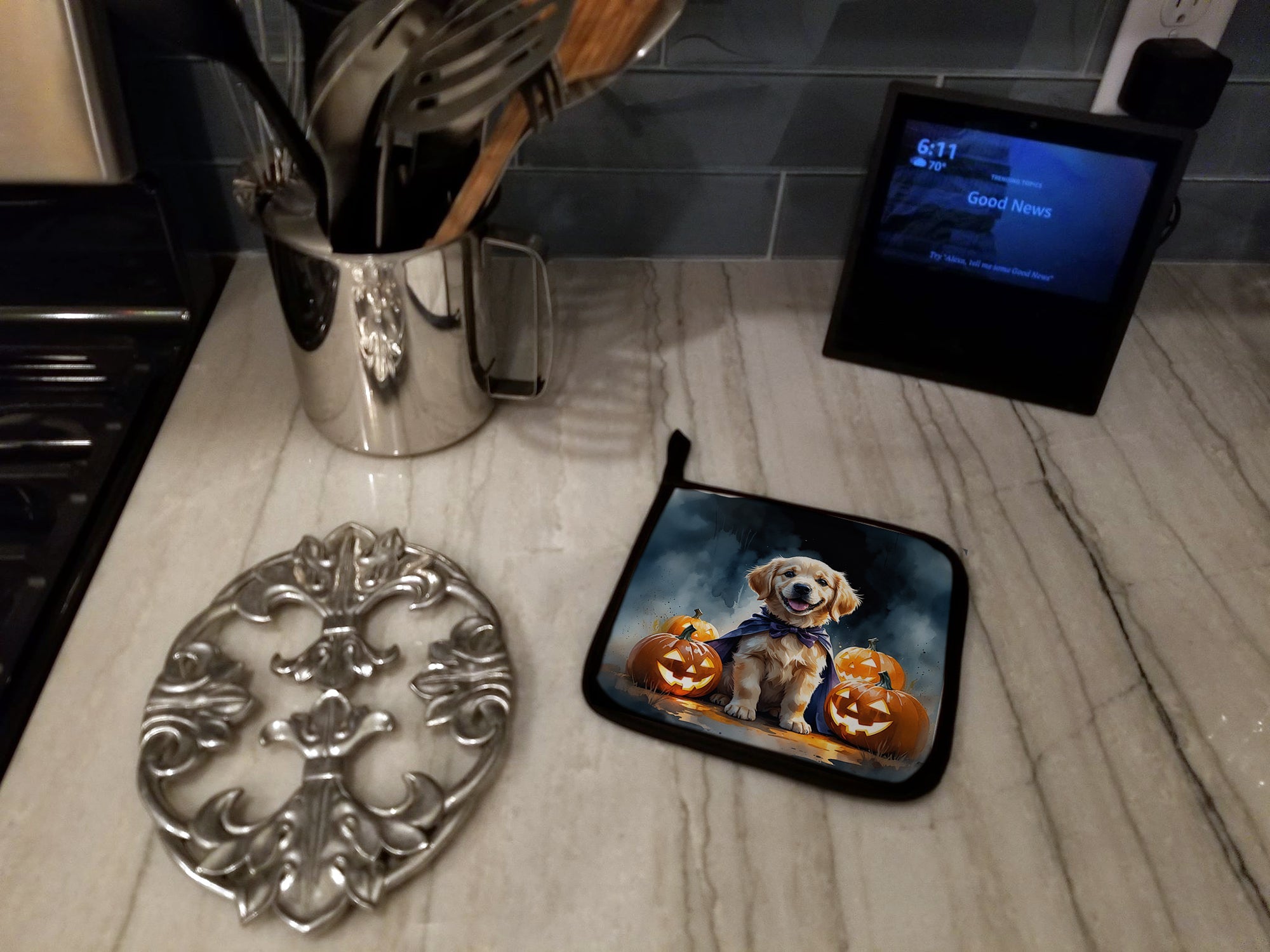 Golden Retriever Puppy Halloween Pot Holder Set of 2 Heat Resistant Quilted Hot Pads 7.5 x 7.5 Inch, Insulated Kitchen Trivets for Cooking & Baking
