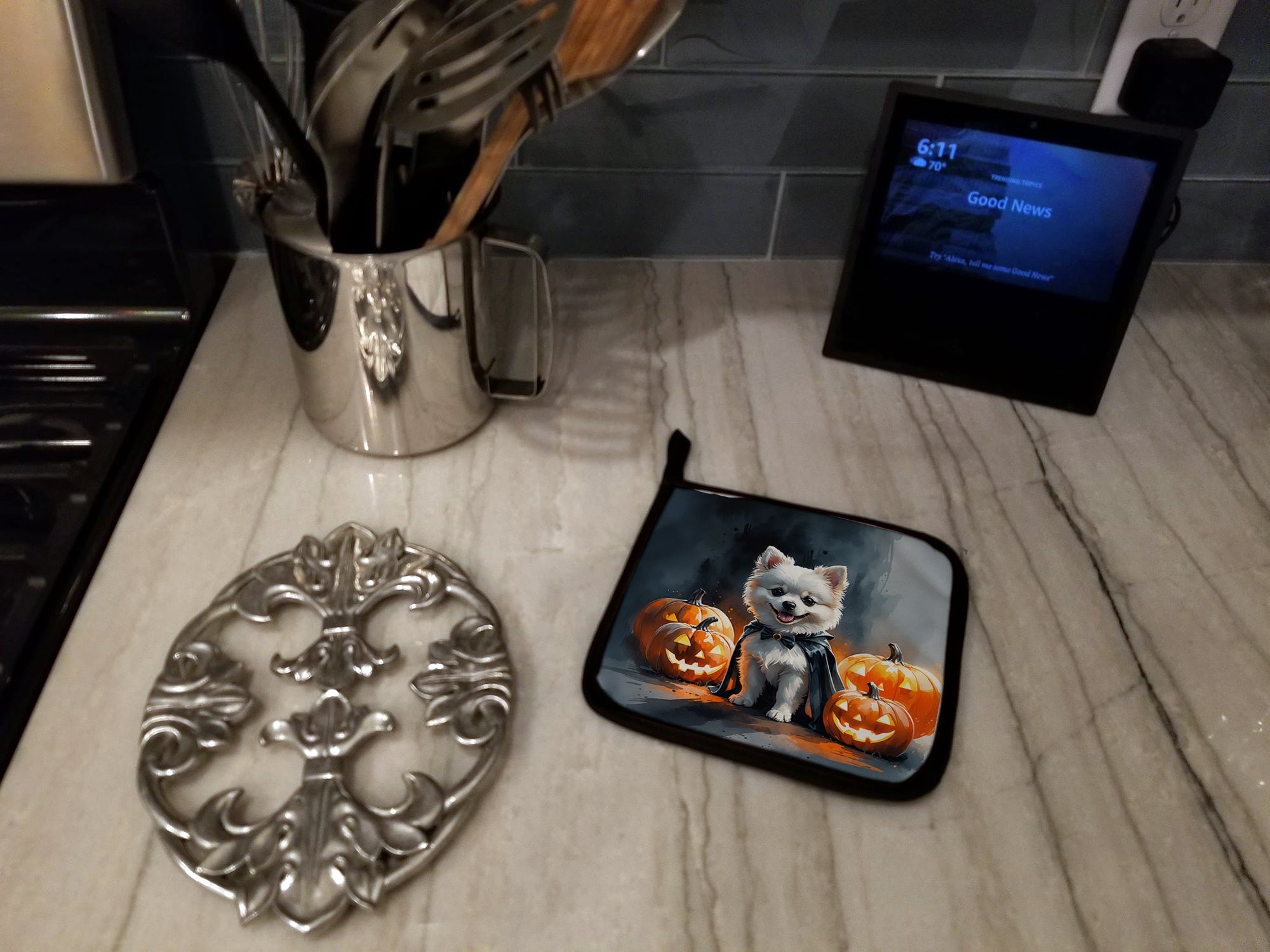 White Pomeranian Puppy Halloween Pot Holder Set of 2 Heat Resistant Quilted Hot Pads 7.5 x 7.5 Inch, Insulated Kitchen Trivets for Cooking & Baking