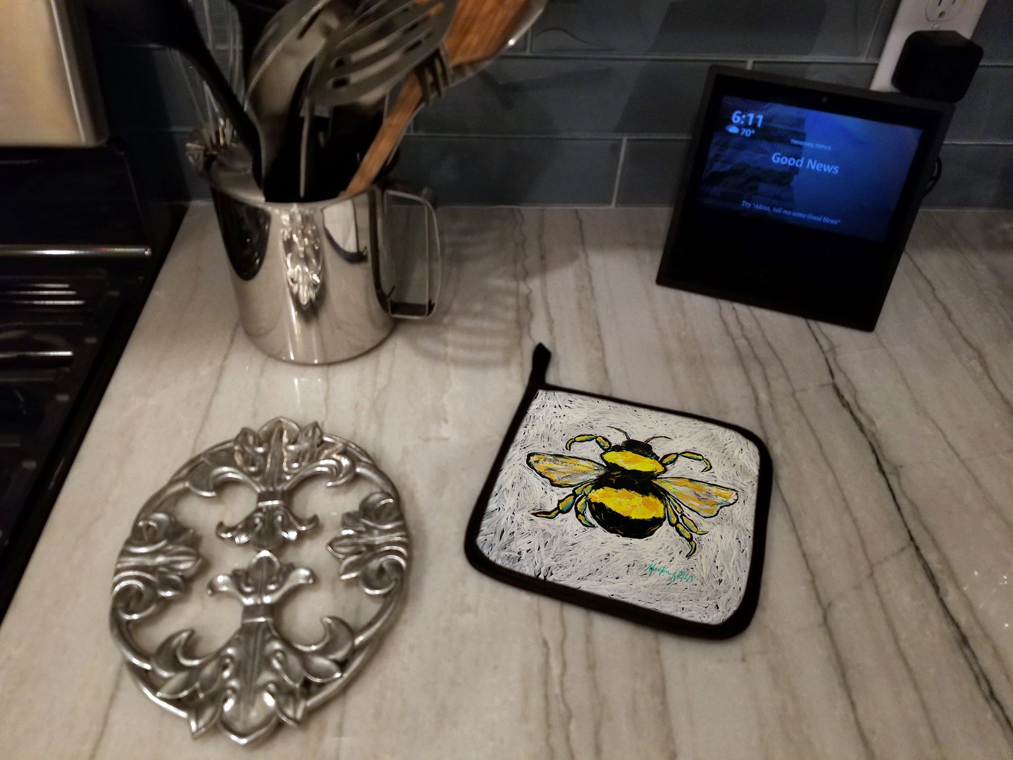 Buzzbee Bumblebee Pot Holder Set of 2 Heat Resistant Quilted Hot Pads 7.5 x 7.5 Inch, Insulated Kitchen Trivets for Cooking & Baking
