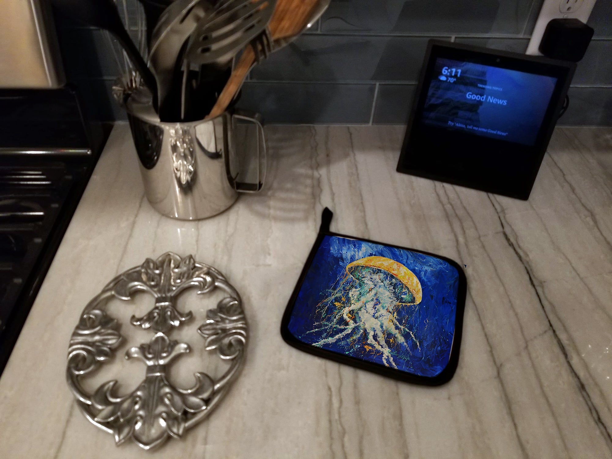 Free Fall Jellyfish Pot Holder Set of 2 Heat Resistant Quilted Hot Pads 7.5 x 7.5 Inch, Insulated Kitchen Trivets for Cooking & Baking