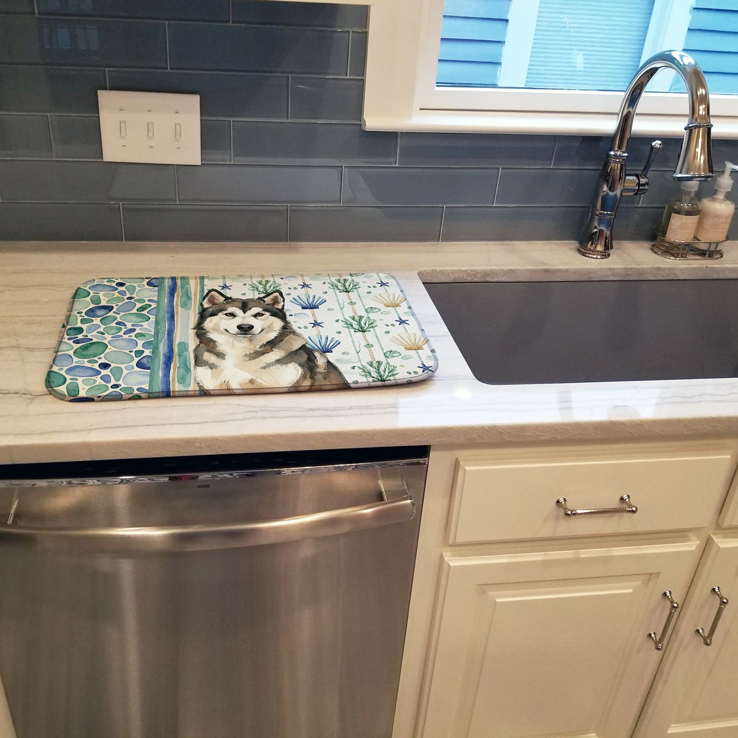 Sable and White Alaskan Malamute Coastal Sea Glass Dish Drying Mat Absorbent Dish Drying Mat Pad for Kitchen Counter Dish Drainer Mat for Countertop, 14 x 21", Multicolor