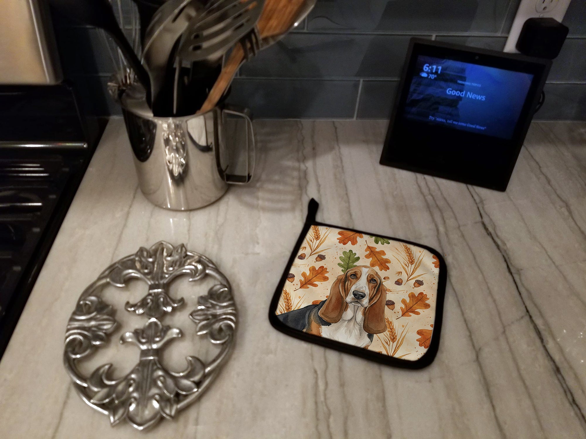 Tricolor and White Basset Hound Heirloom Fall Pot Holder Set of 2 Heat Resistant Quilted Hot Pads 7.5 x 7.5 Inch, Insulated Kitchen Trivets for Cooking & Baking