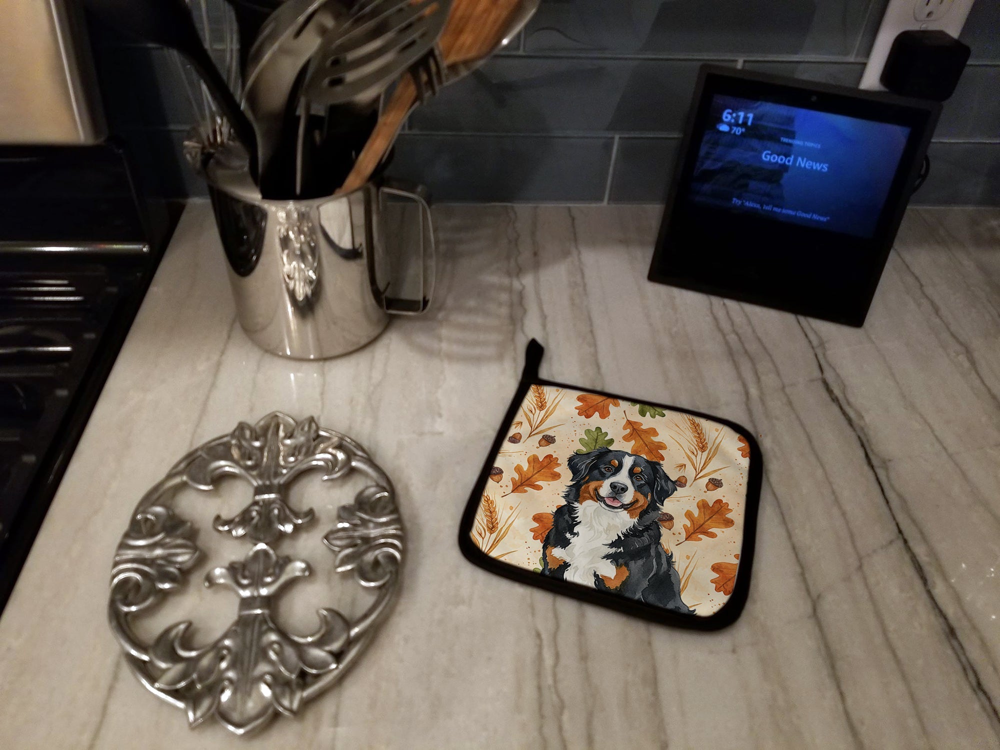 Bernese Mountain Dog Heirloom Fall Pot Holder Set of 2 Heat Resistant Quilted Hot Pads 7.5 x 7.5 Inch, Insulated Kitchen Trivets for Cooking & Baking